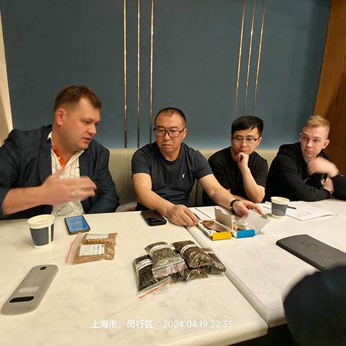 与客户交流产品事宜
